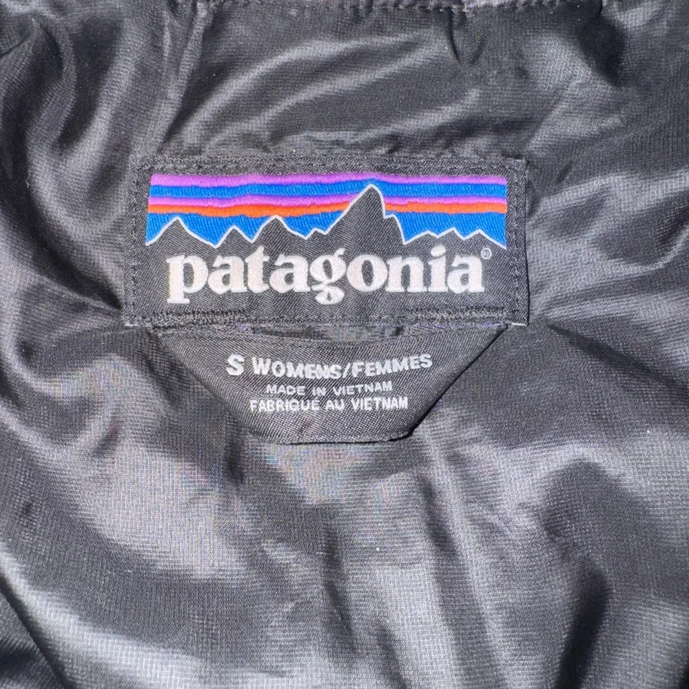 Patagonia Women's Black Puffer Jacket - Picture 5 of 10